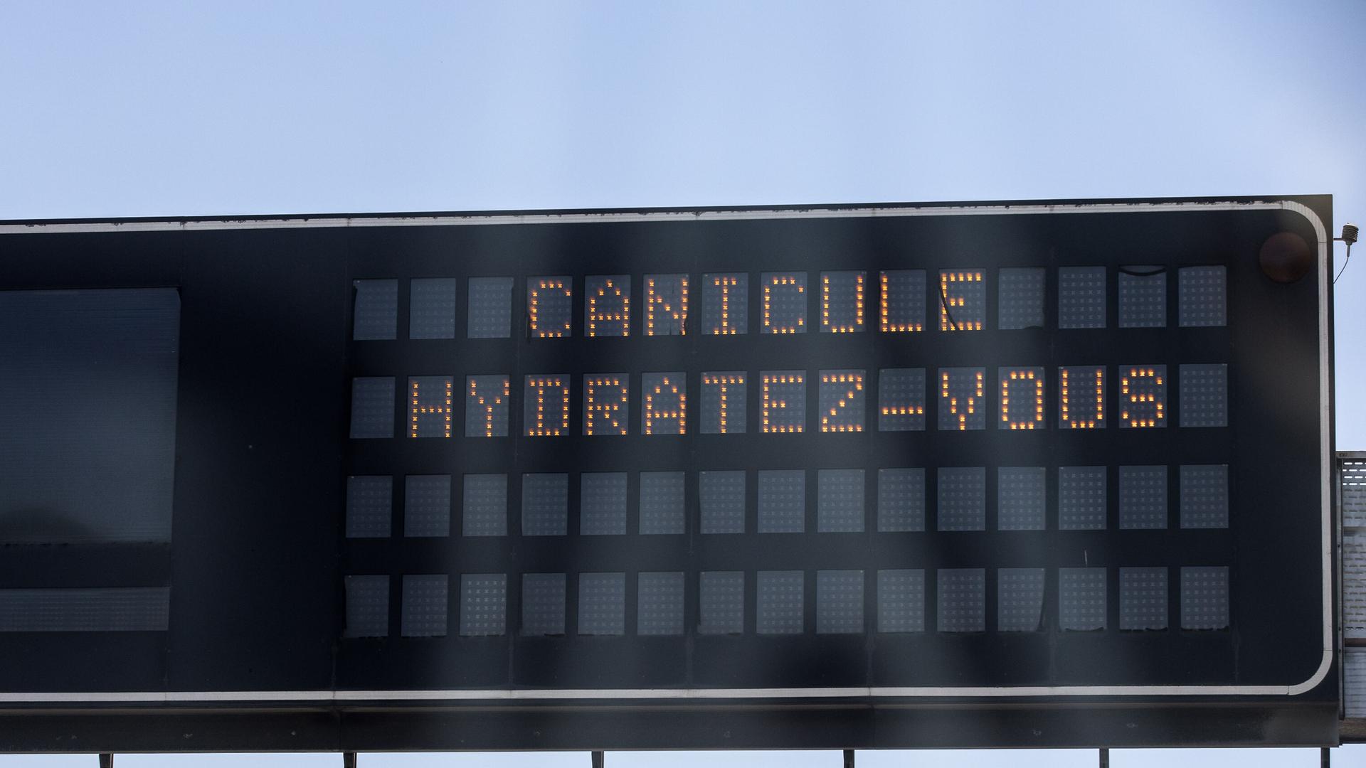 Über einer Autobahn in Frankreich leuchtet eine Anzeige, die die Menschen ermahnt, viel zu trinken bei der Hitzewelle. Über einer Autobahn in Frankreich leuchtet eine Anzeige, die die Menschen ermahnt, viel zu trinken bei der Hitzewelle.
