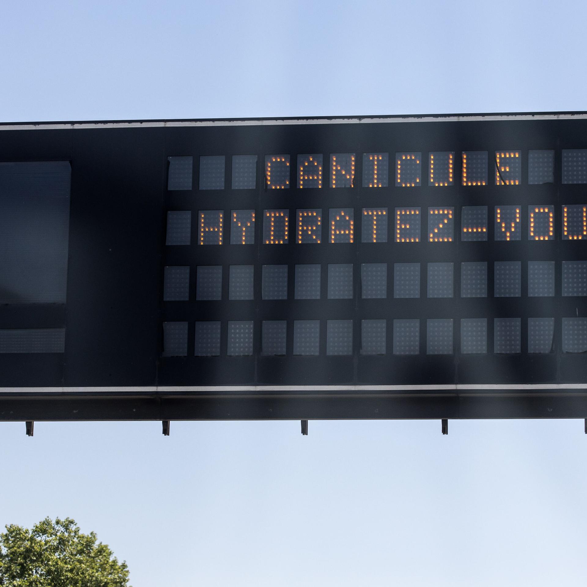 Über einer Autobahn in Frankreich leuchtet eine Anzeige, die die Menschen ermahnt, viel zu trinken bei der Hitzewelle.