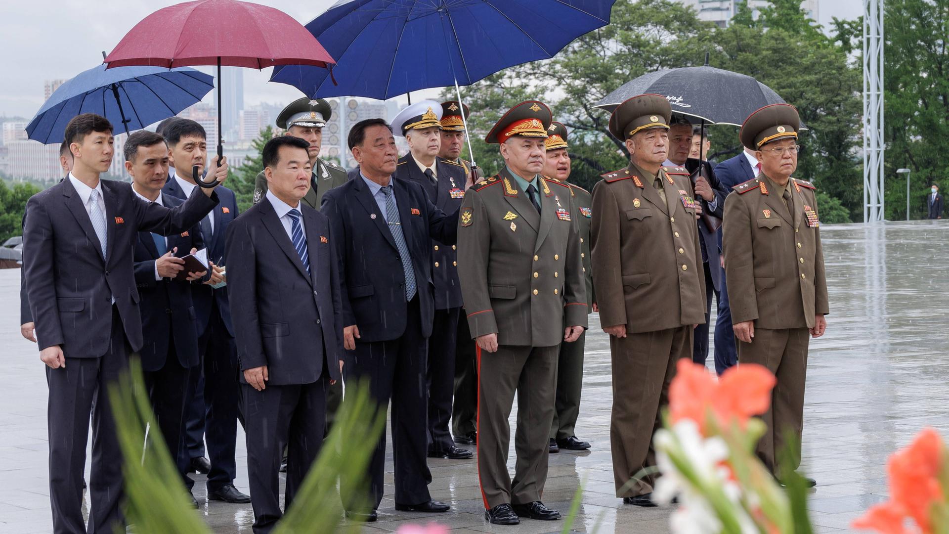 Der russische Verteidigungsminister Schoigu steht mit anderen Offiziellen vor der Bronzestatue von Kim Il Sung bei der Gedenkfeier zum 70. Jahrestag des Endes des Koreakrieges.