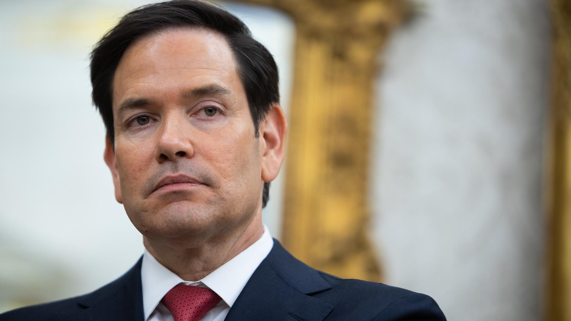 US-Außenminister Marco Rubio im Portrait; er trägt Anzug, ein weißes Hemd und eine rote Krawatte. US-Außenminister Marco Rubio im Portrait; er trägt Anzug, ein weißes Hemd und eine rote Krawatte.