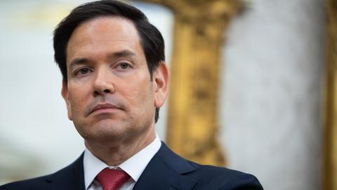 US-Außenminister Marco Rubio im Portrait; er trägt Anzug, ein weißes Hemd und eine rote Krawatte.