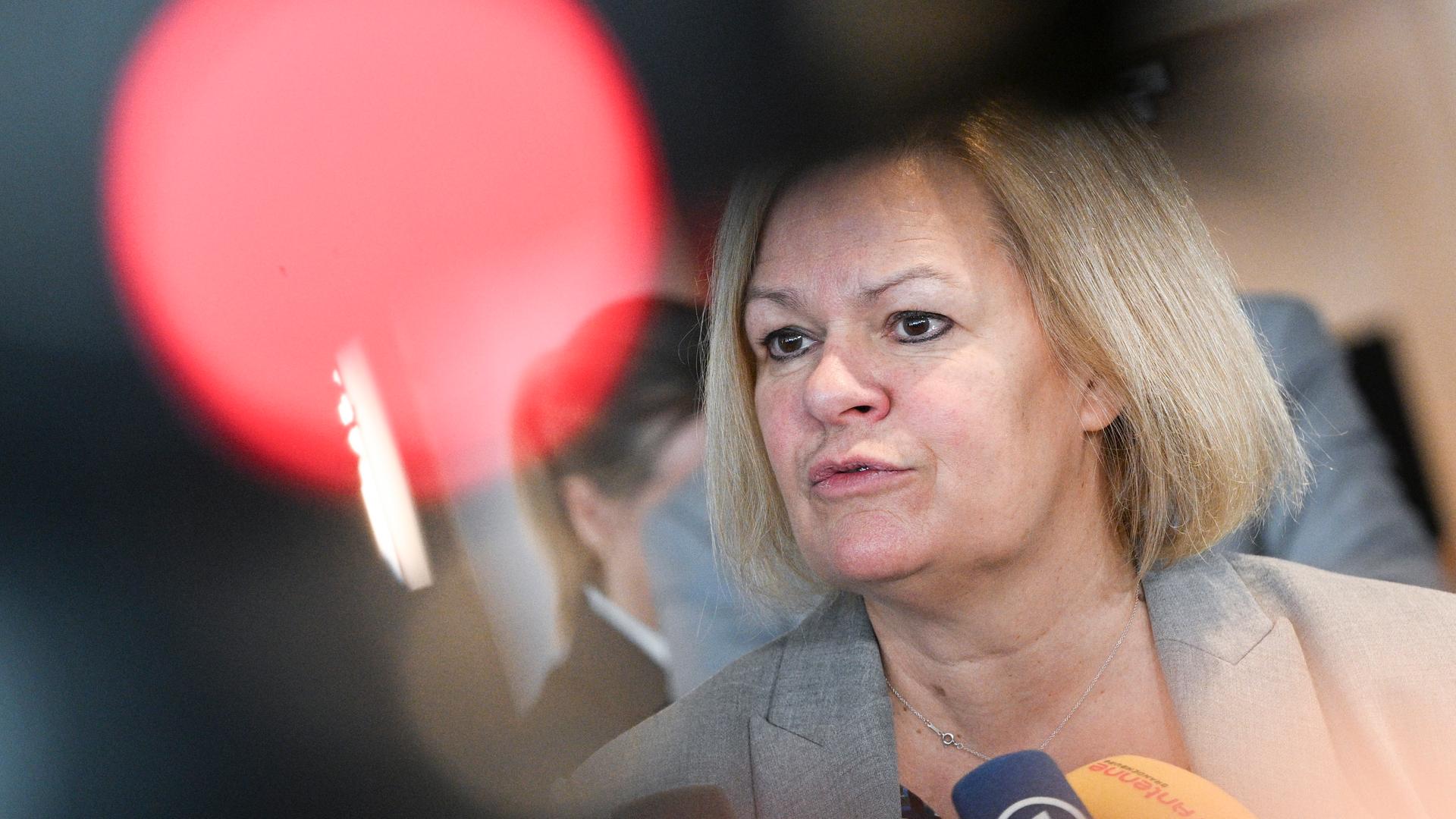 Potsdam: Nancy Faeser (SPD), Bundesinnenministerin, gibt ein Statement bei der Fortsetzung der Tarifverhandlungen für den öffentlichen Dienst im Kongresshotel Am Templiner See. Potsdam: Nancy Faeser (SPD), Bundesinnenministerin, gibt ein Statement bei der Fortsetzung der Tarifverhandlungen für den öffentlichen Dienst im Kongresshotel Am Templiner See.