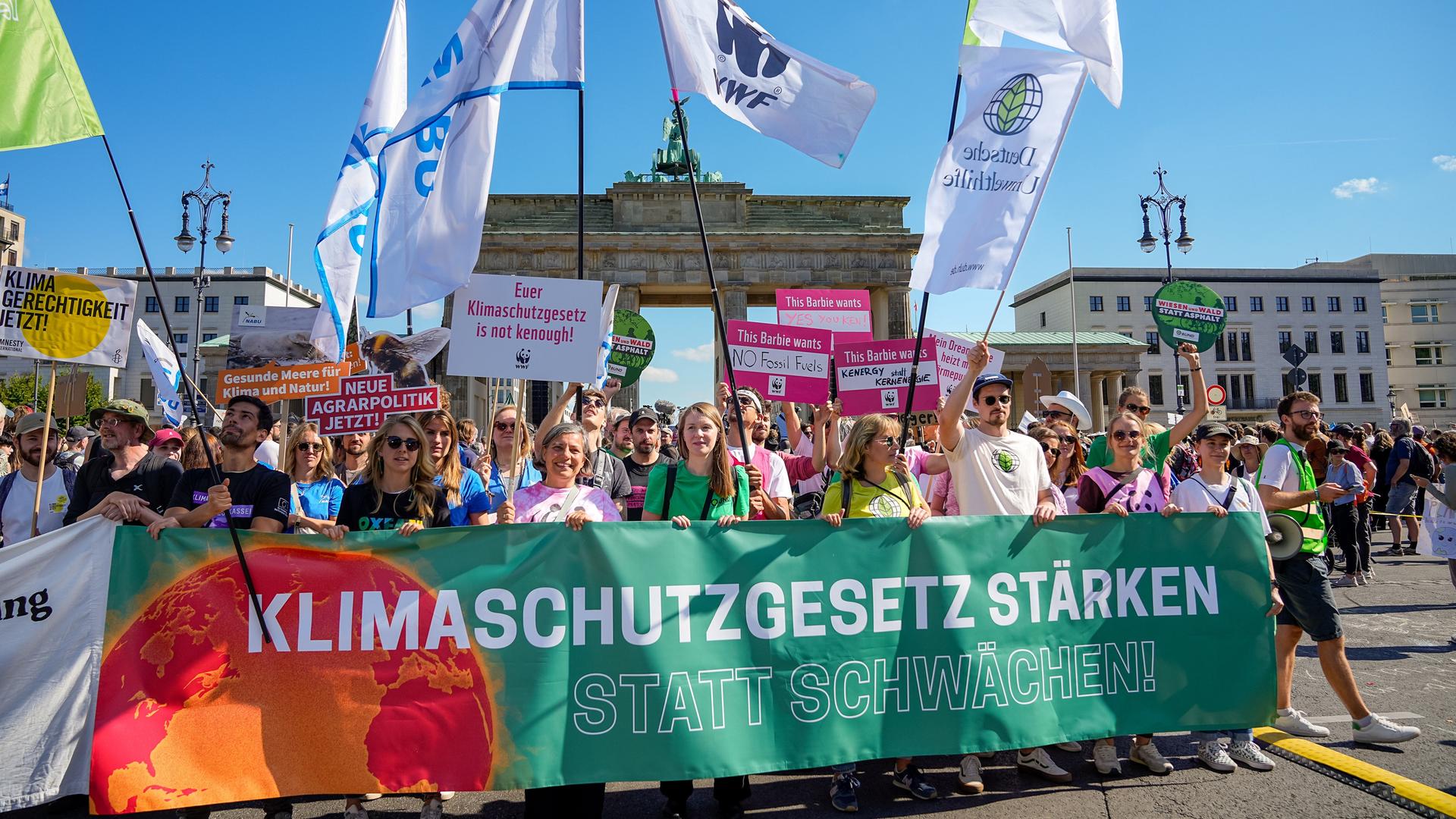 Klima-Demonstranten haben sich vor dem Brandenburger Tor in Berlin versammelt. 