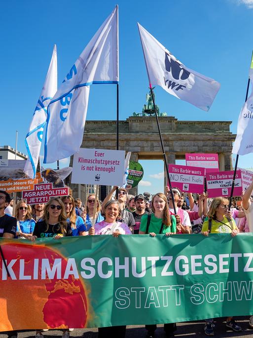 Klima-Demonstranten haben sich vor dem Brandenburger Tor in Berlin versammelt. 