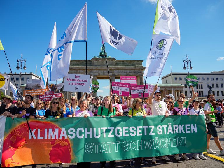 Klima-Demonstranten haben sich vor dem Brandenburger Tor in Berlin versammelt. 