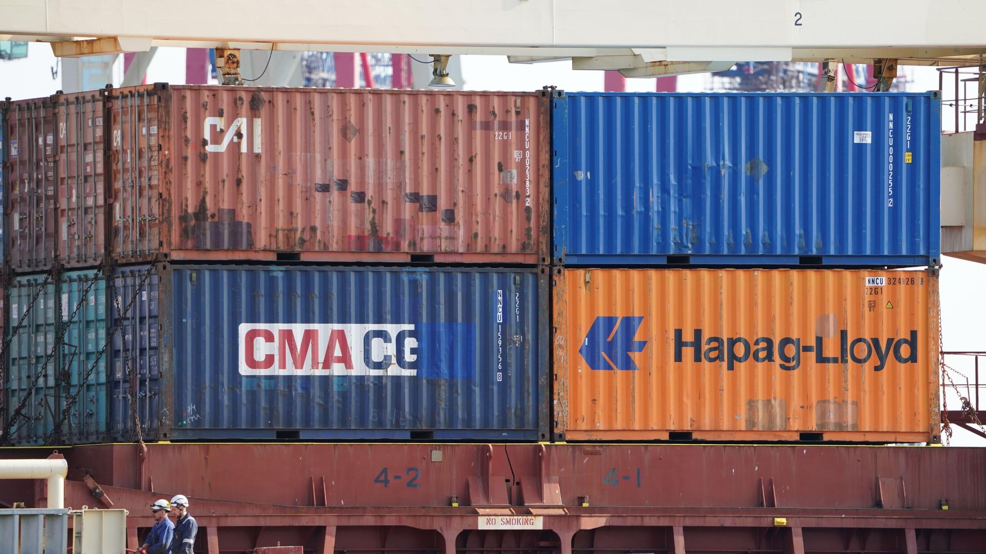 Hamburg: Container stehen gestapelt auf einem Containerschiff im Hafen. Hamburg: Container stehen gestapelt auf einem Containerschiff im Hafen.