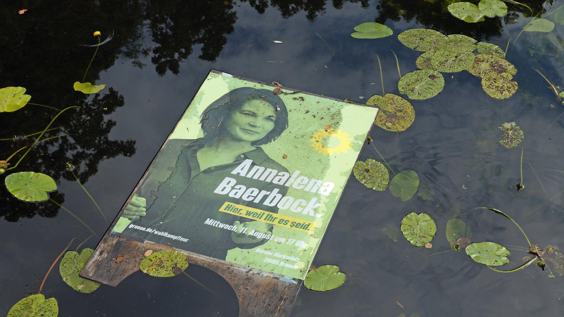 Unbekannte Täter haben ein Grünen-Wahlplakat mit Annalena Baerbock ins Wasser geworfen. 