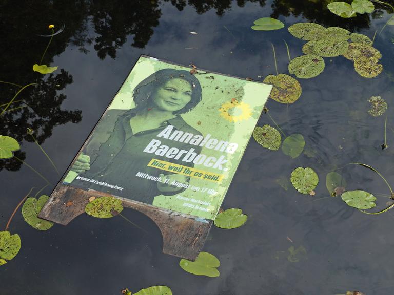 Unbekannte Täter haben ein Grünen-Wahlplakat mit Annalena Baerbock ins Wasser geworfen. 