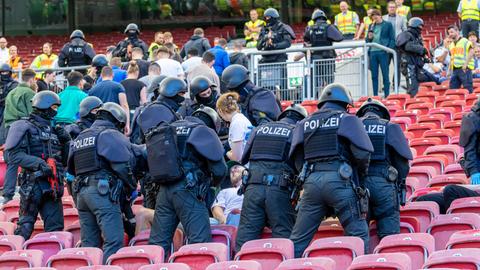 Anti-Terror-Übung der Polizei Baden-Württemberg im Fußballstadion. Im Vorfeld der Fußball-EM proben 1200 Polizistinnen und Polizisten den Ernstfall. Szenario war ein Messerstecker auf der Tribüne der MHP-Arena, dem Stadion des VfB Stuttgart, das zugleich Austragungsort von fünf EM-Spielen ist. Nach der Erstversorgung durch die Polizei wurde auch die Übergabe der Verletzten an Rettungsdienste und Feuerwehr geprobt. // 14.05.2024: Stuttgart, Baden-Württemberg, Deutschland *** Baden Württemberg police anti-terror exercise in a soccer stadium In the run-up to the European Football Championship, 1,200 police officers rehearse an emergency scenario The scenario was a stabbing in the stands of the MHP Arena, the stadium of VfB Stuttg