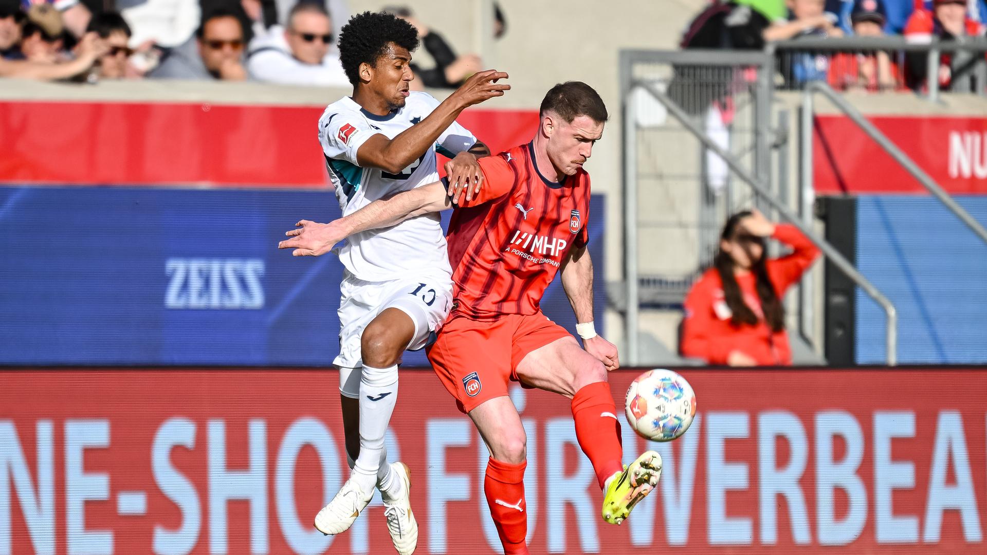 Der Hoffenheimer Bernardo im Zweikampf mit Budu Siwsiwadse.
      