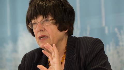 Gisela Erler, im dunklen Blazer, hält eine Rede und hat die linke Hand erhoben, um ein Argument zu unterstreichen.