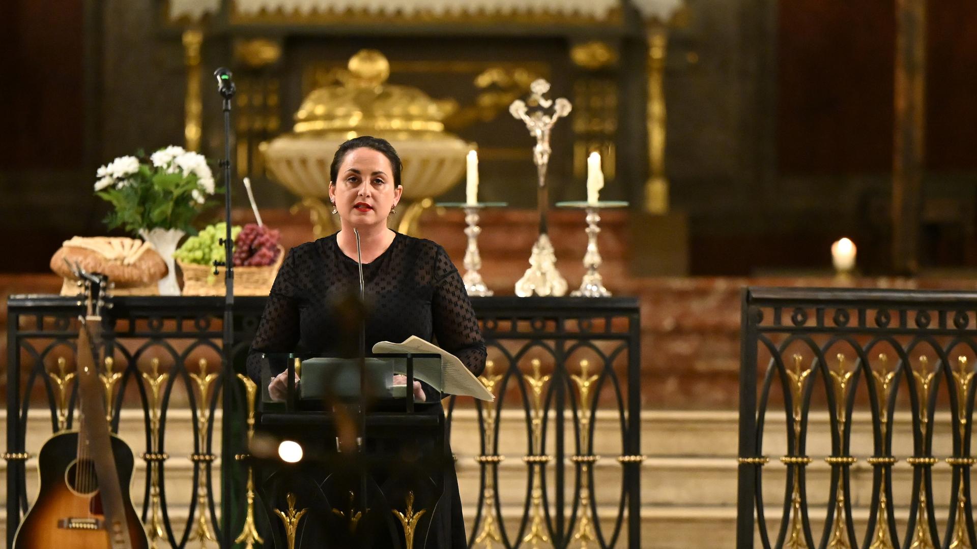 Nino Haratischwili, Theaterregisseurin und Autorin, während ihrer Rede in der Leipziger Nikolaikirche anlässlich des 36. Jahrestags der friedlichen Revolution Nino Haratischwili, Theaterregisseurin und Autorin, während ihrer Rede in der Leipziger Nikolaikirche anlässlich des 36. Jahrestags der friedlichen Revolution
