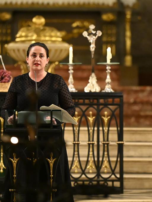 Nino Haratischwili, Theaterregisseurin und Autorin, während ihrer Rede in der Leipziger Nikolaikirche anlässlich des 36. Jahrestags der friedlichen Revolution