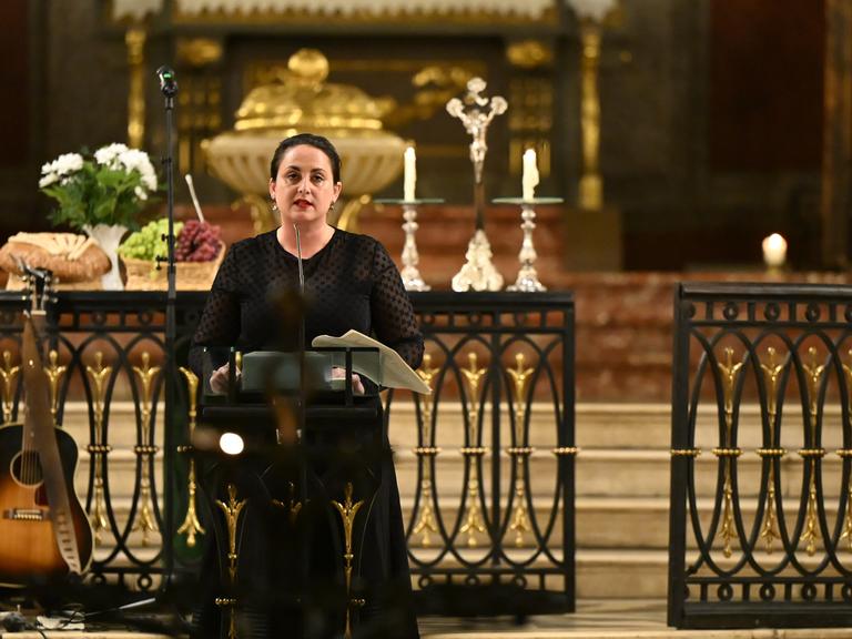 Nino Haratischwili, Theaterregisseurin und Autorin, während ihrer Rede in der Leipziger Nikolaikirche anlässlich des 36. Jahrestags der friedlichen Revolution