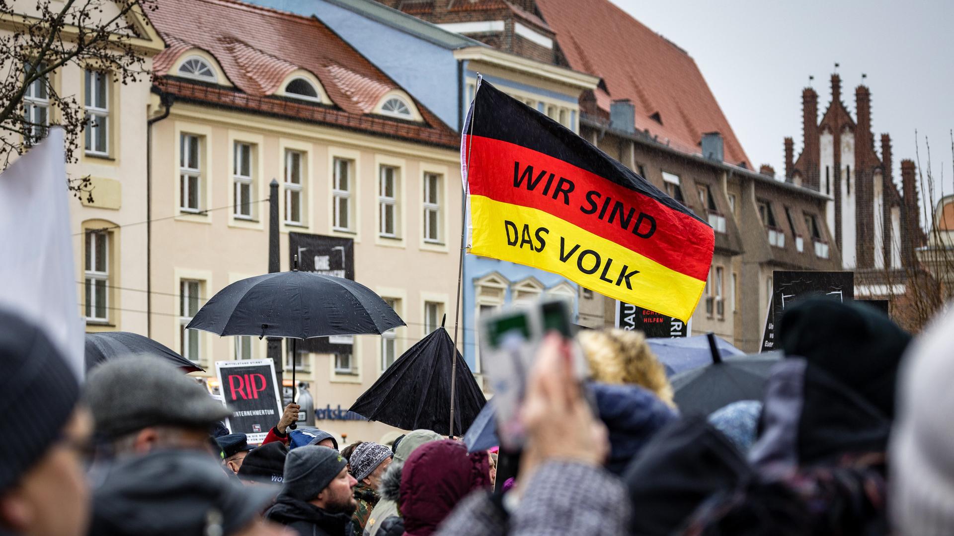 «Wir sind das Volk» steht auf einer schwarz-rot-goldenen Fahne bei einer Kundgebung auf dem Altmarkt, zu der die Mittelstandsinitiative Brandenburg aufgerufen hatte. 