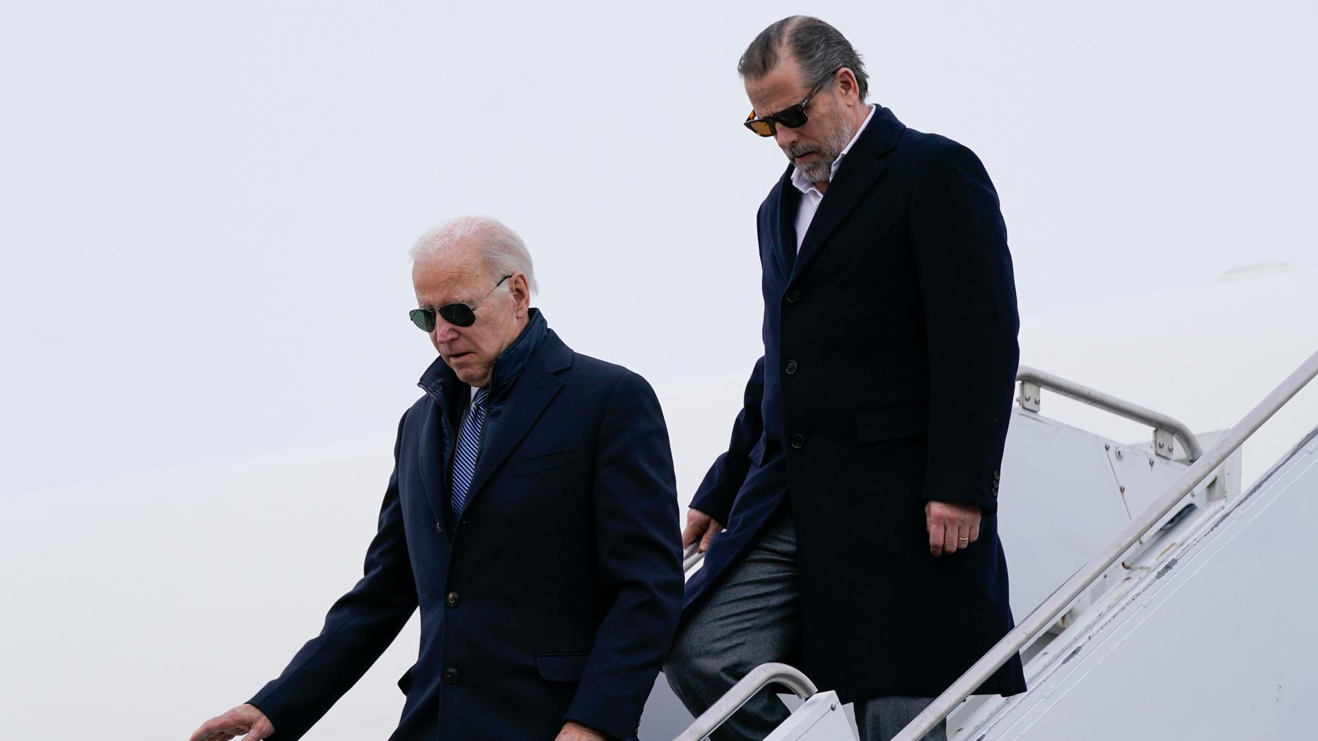 Präsident Joe Biden und sein Sohn Hunter Biden steigen aus der Air Force One.
