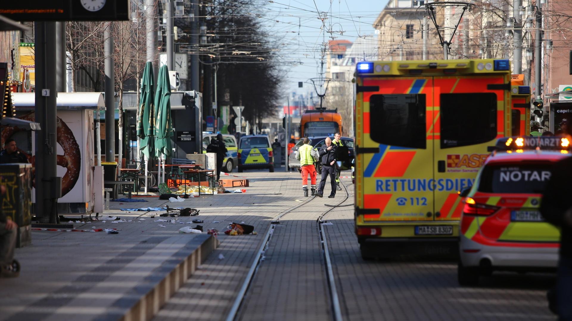 Mannheim: Rettungsdienste und Polizei stehen nach einem schweren Zwischenfall am Paradeplatz in Mannheim. Mannheim: Rettungsdienste und Polizei stehen nach einem schweren Zwischenfall am Paradeplatz in Mannheim.