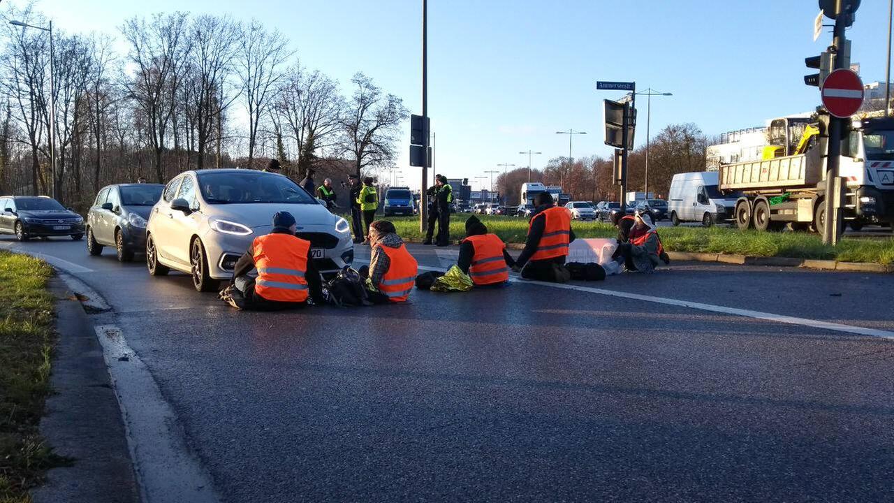 Aktivisten der Gruppe "Letzte Generation" blockieren am 06.12. Straßen in München (Foto: IMAGO / aal.photo) Aktivisten der Gruppe "Letzte Generation" blockieren am 06.12. Straßen in München (Foto: IMAGO / aal.photo)