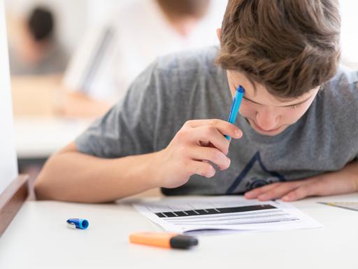 Ein Schüler der Kantonsschule Glarus schreibt eine Prüfung. 