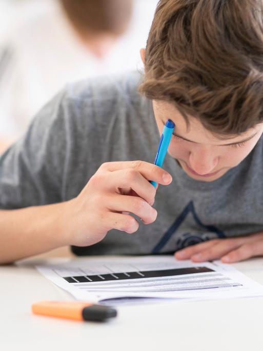 Ein Schüler der Kantonsschule Glarus schreibt eine Prüfung. 