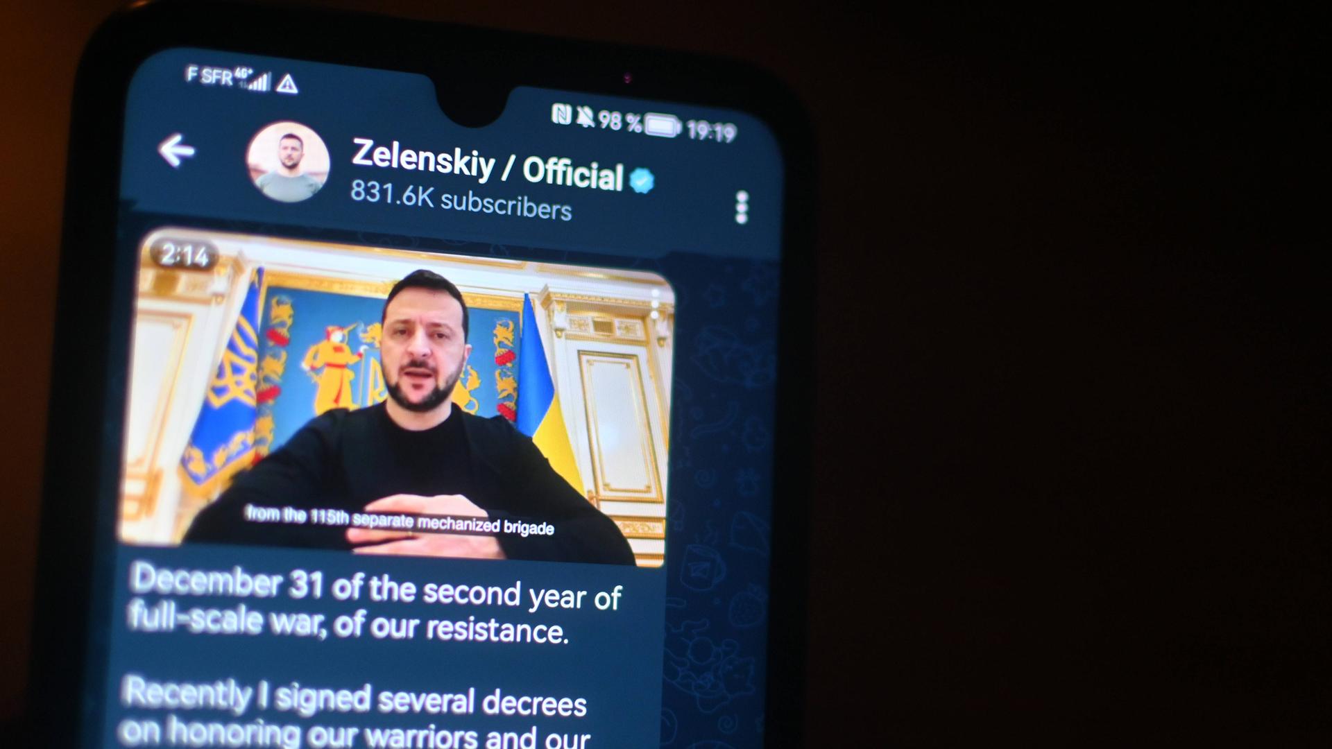 Der ukrainische Präsident Selenskij hält am 31. Dezember in einem Video auf seinem Telegram-Kanal eine Neujahrsansprache an die ukrainische Nation.