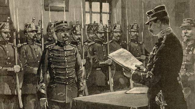 Historische Darstellung von Alfred Dreyfus vor einem Militärgericht.