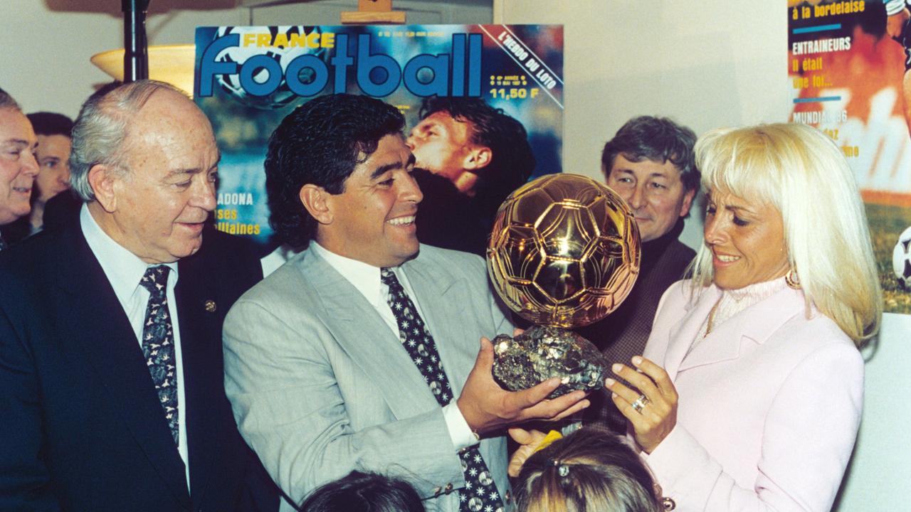 Der ehemalige Kapitän der argentinischen Fußball-Nationalmannschaft, Diego Maradona, zeigt er ihn seiner Frau Claudia (r).