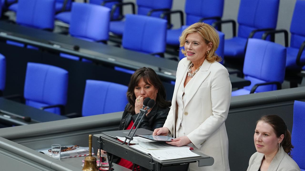 Julia Klöckner (CDU), Bundestagspräsidentin, spricht erstmals in ihrem neuen Amt bei der konstituierenden Sitzung des neuen Bundestags.