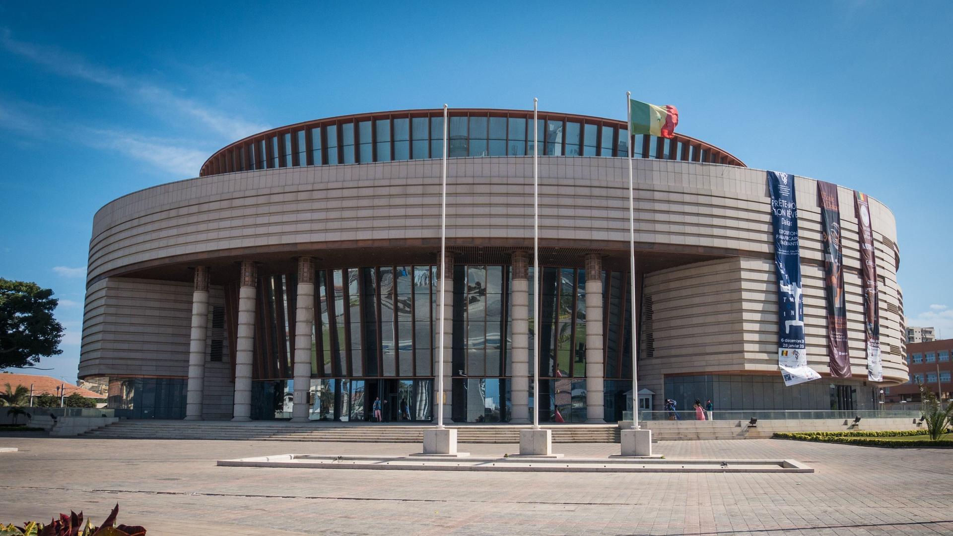 Außenansicht des Musée des Civilisations Noires in Dakar, Senegal.