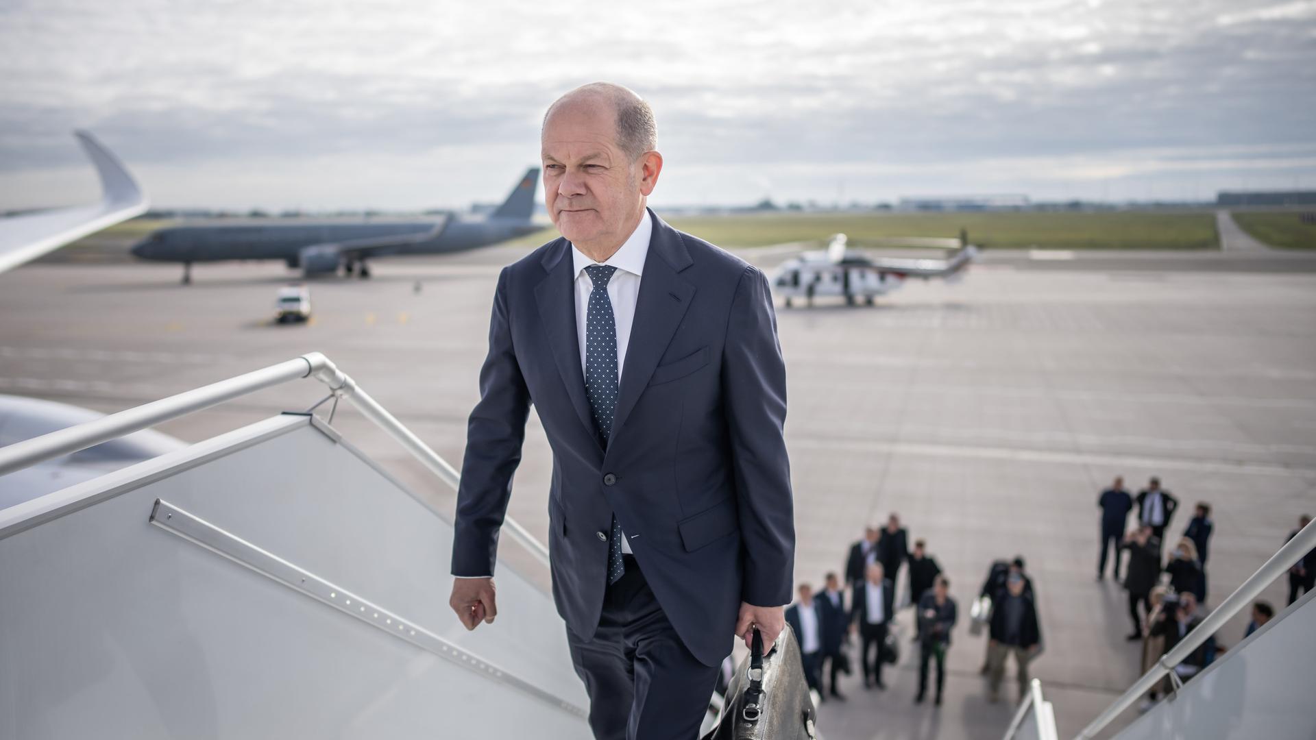 Bundeskanzler Olaf Scholz steigt in ein Flugzeug ein.