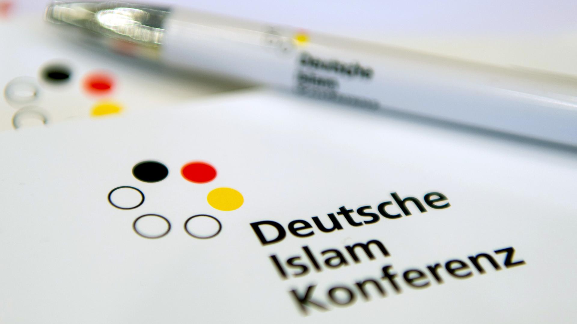 Auf einer Mappe steht "Deutsche Islam Konferenz"