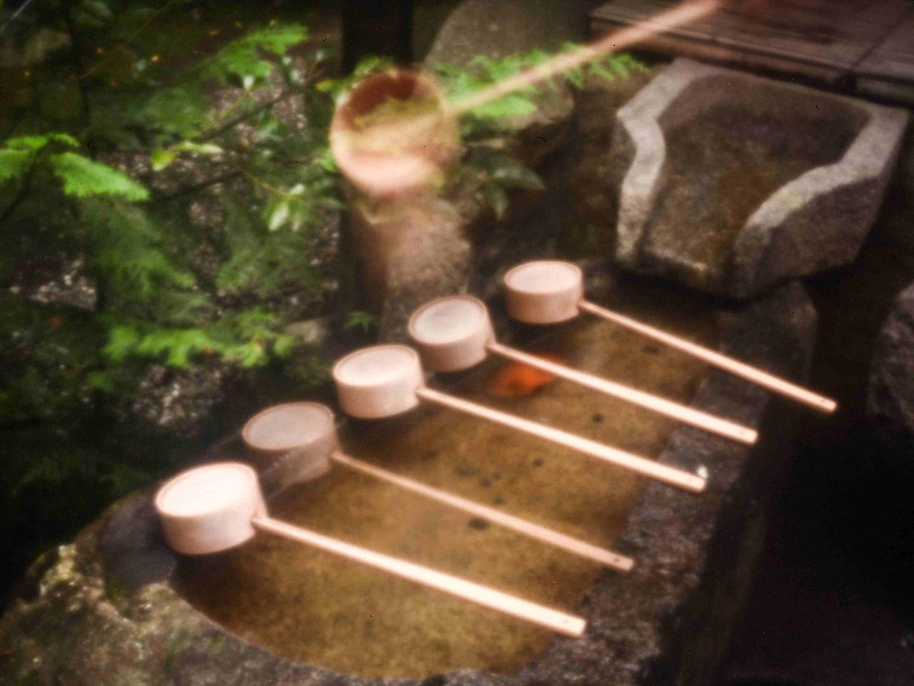 Fotografie mit Pinhole-Technik: Bild einer verschwommenen Holzkeule über einer Wassertränke aus Stein. Fotografie mit Pinhole-Technik: Bild einer verschwommenen Holzkeule über einer Wassertränke aus Stein.