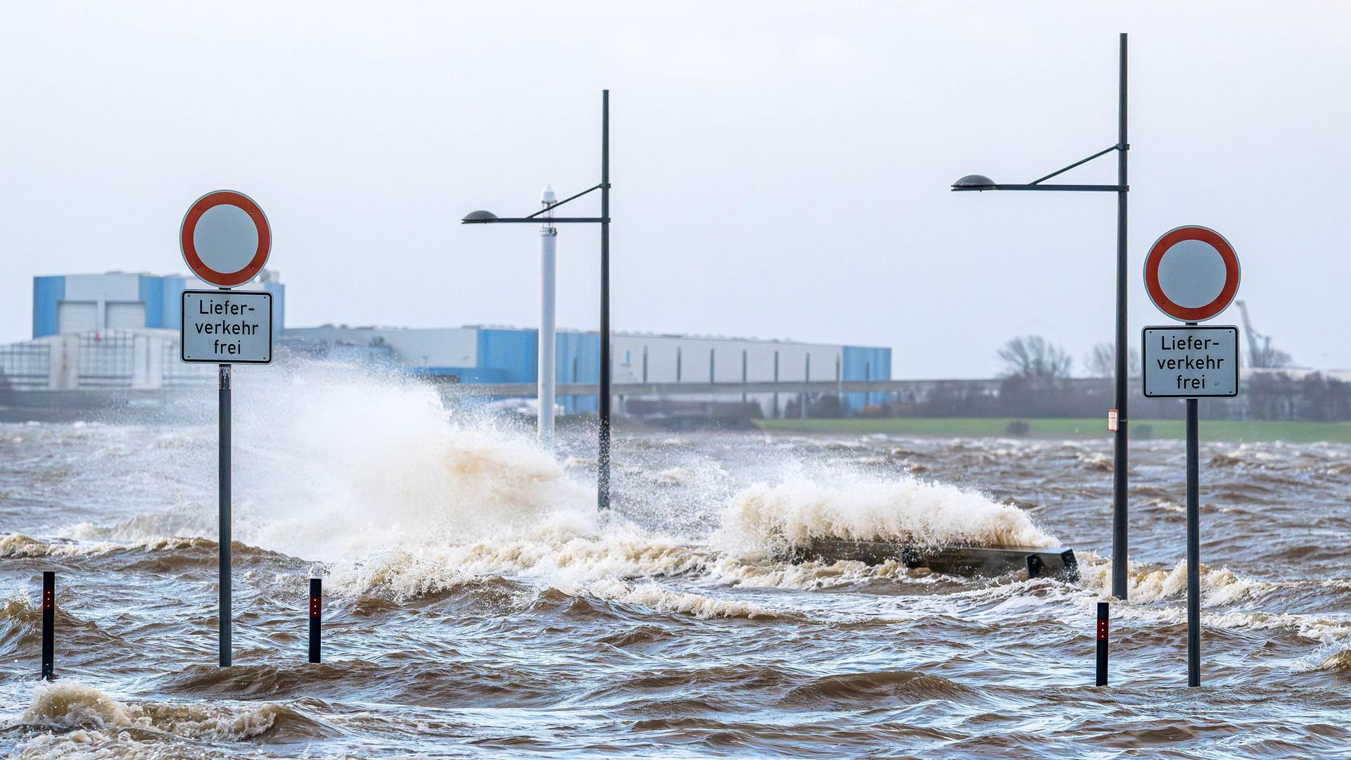 Das Foto zeigt einen überschwemmten Platz in der Stadt Bremerhaven.