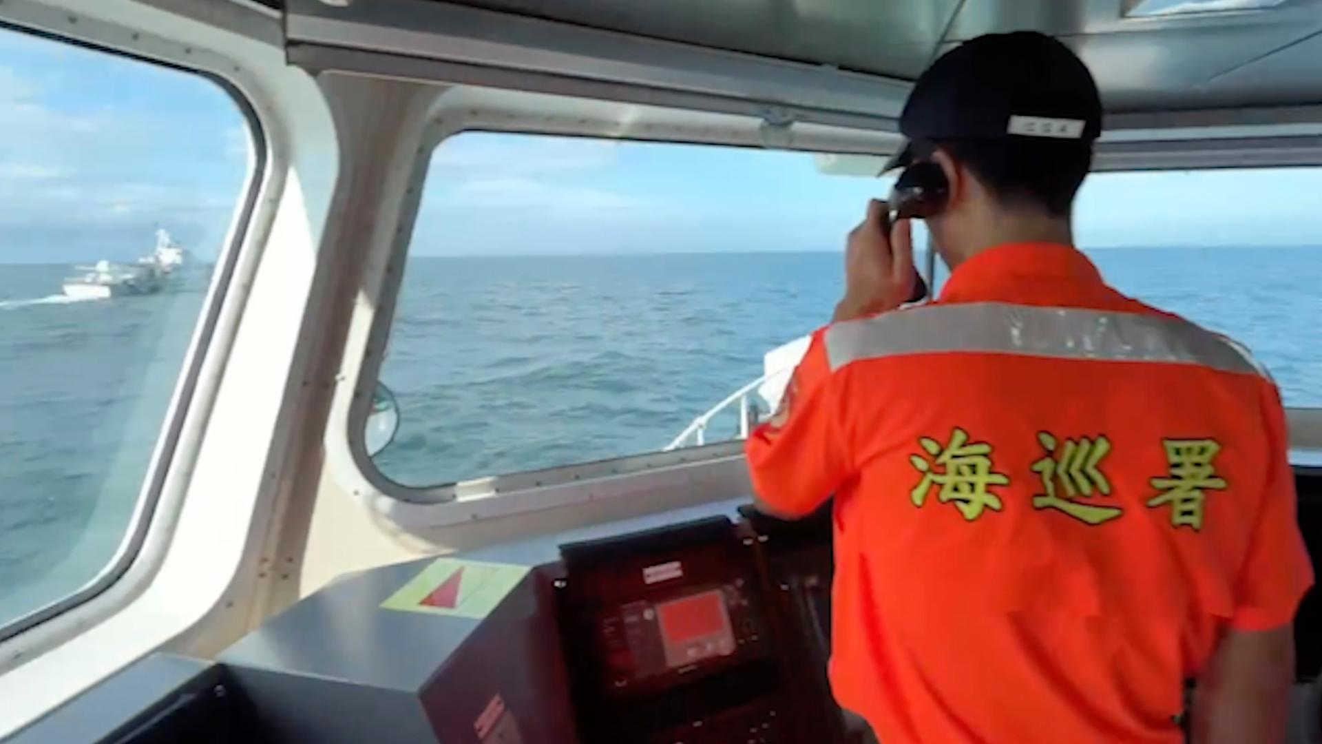 In diesem Bild aus einem von der taiwanesischen Küstenwache veröffentlichten Video fordert ein Mitglied der taiwanesischen Küstenwache ein Schiff der chinesischen Küstenwache per Megaphon auf, das Gebiet um den Bezirk Kinmen in Taiwan zu verlassen. 