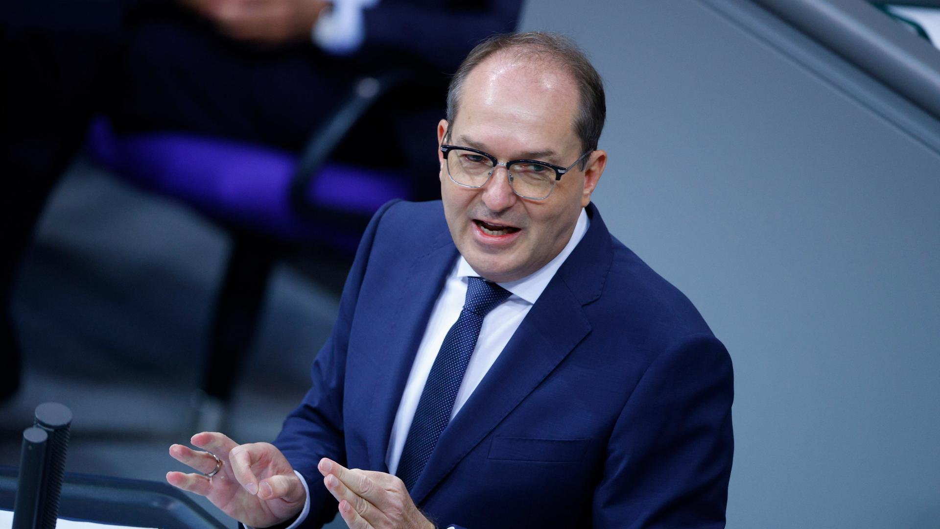 Alexander Dobrindt (CSU), Bundesinnenminister, spricht in der 25. Plenarsitzung der 21. Legislaturperiode im Deutschen Bundestag. 