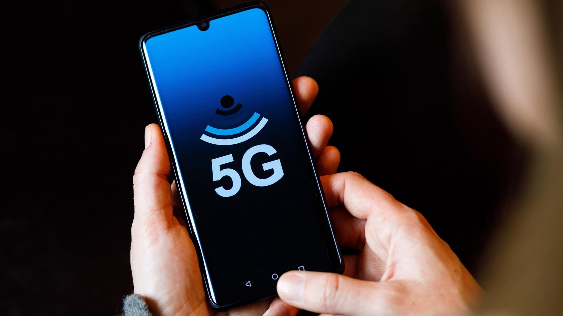 "5G" ist symbolisch auf dem Bildschirm eines Smartphones zu sehen.
