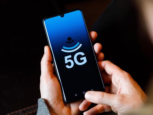 "5G" ist symbolisch auf dem Bildschirm eines Smartphones zu sehen.