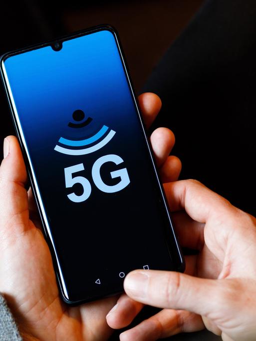"5G" ist symbolisch auf dem Bildschirm eines Smartphones zu sehen.
