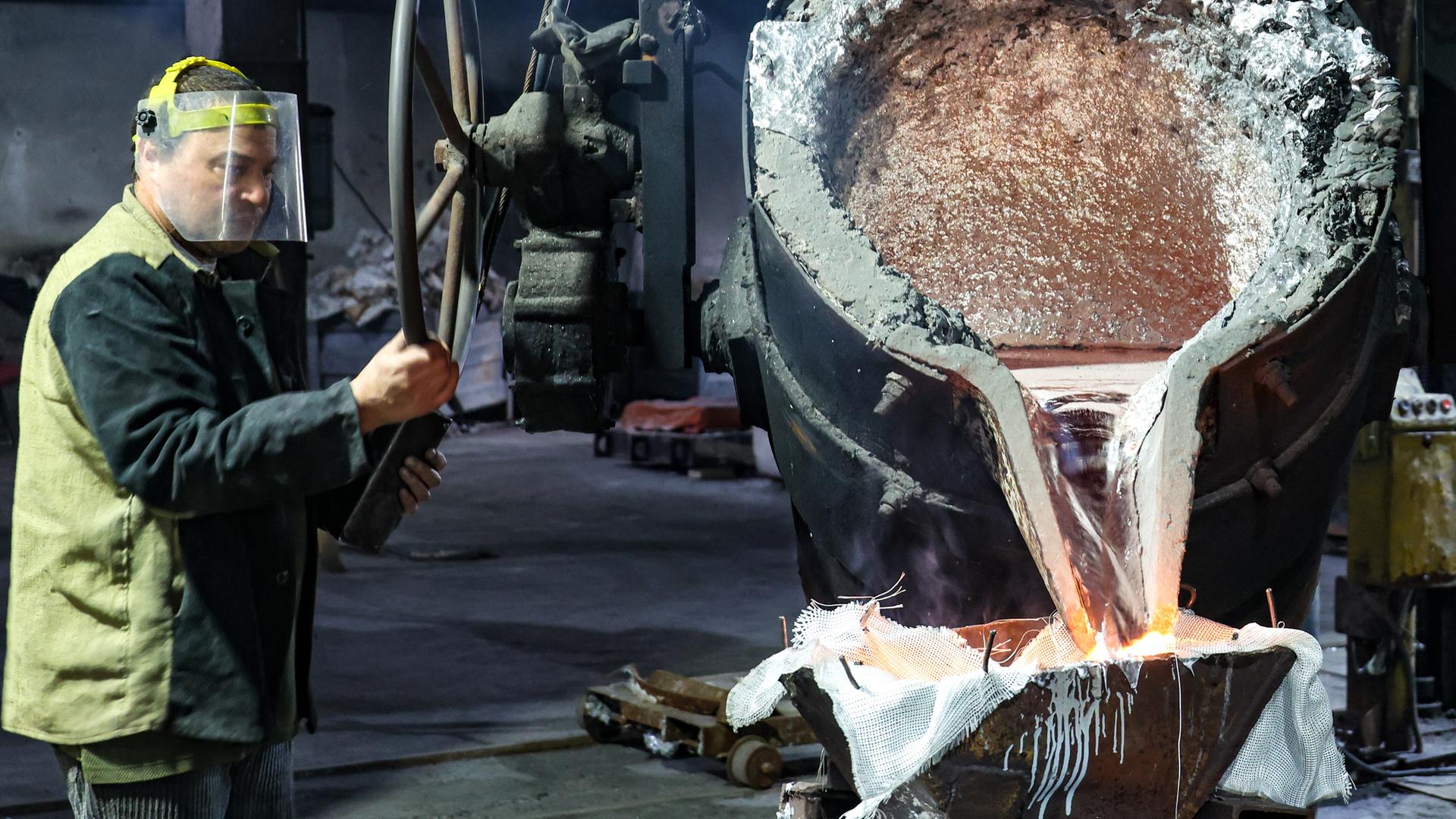 Ein Mann arbeitet an einer Produktionslinie für Aluminiumguss in Russland. Das Bild stammt von der staatlichen russischen Nachrichtenagentur TASS.