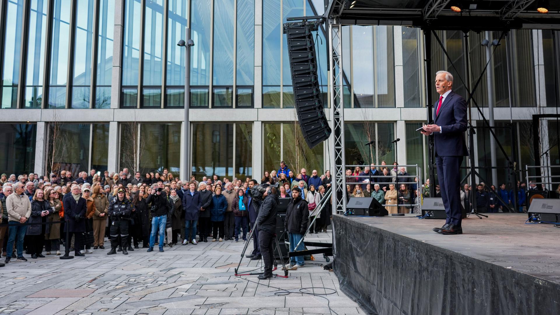 Norwegens Ministerpräsident Jonas Gahr Støre spricht während der offiziellen Eröffnung des neuen Regierungsviertels in Oslo.