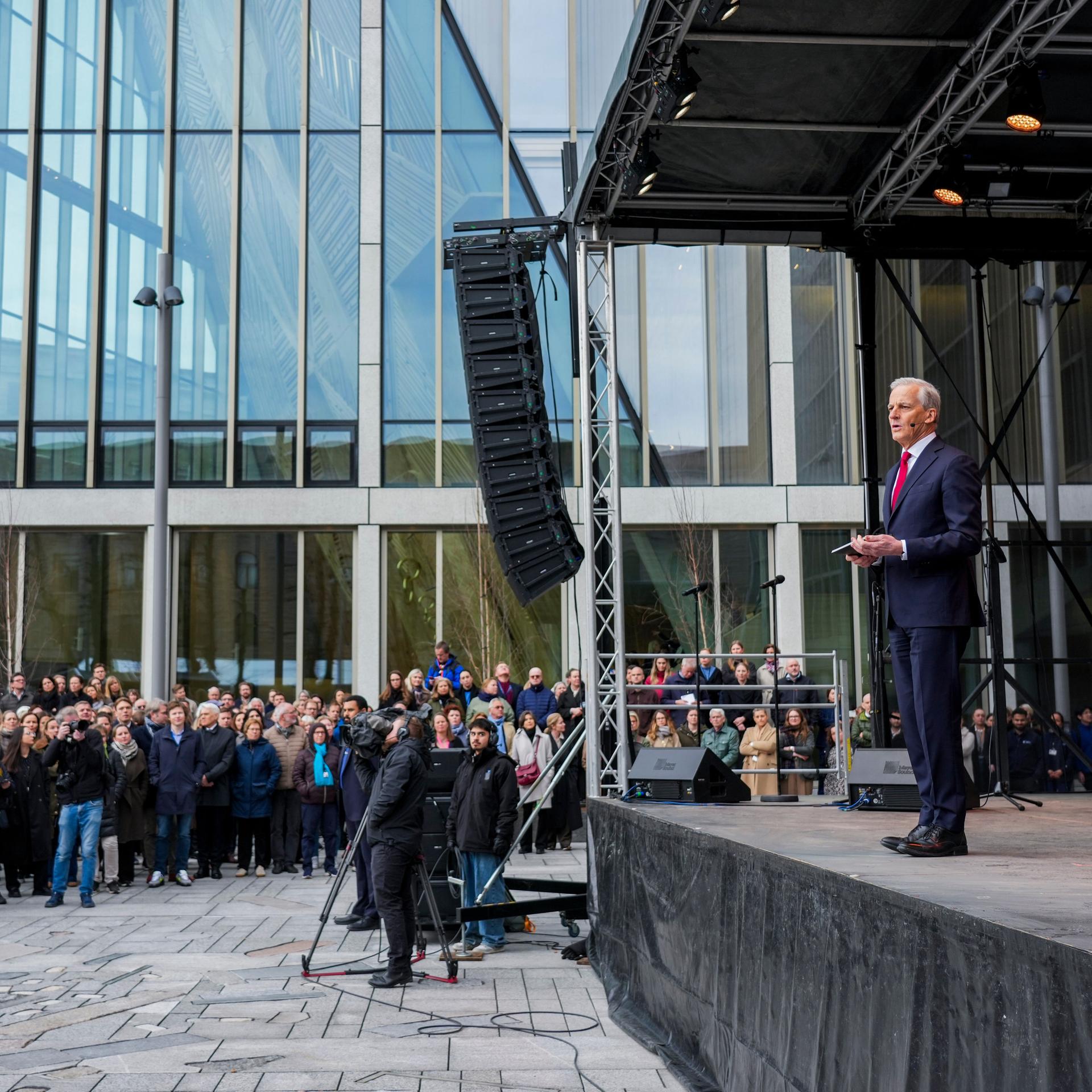 Norwegens Ministerpräsident Jonas Gahr Støre spricht während der offiziellen Eröffnung des neuen Regierungsviertels in Oslo.