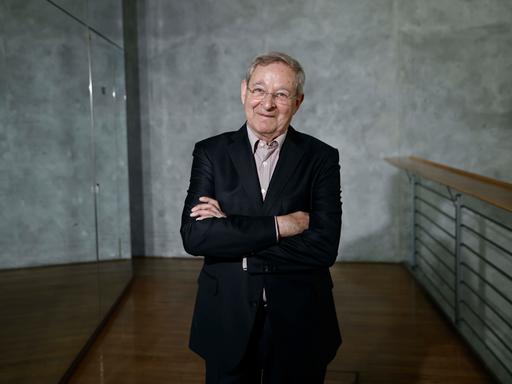 Péter Nádas, ungarischer Schriftsteller und Fotograf, steht in der Akademie der Künste. Péter Nádas, ungarischer Schriftsteller und Fotograf, steht in der Akademie der Künste.