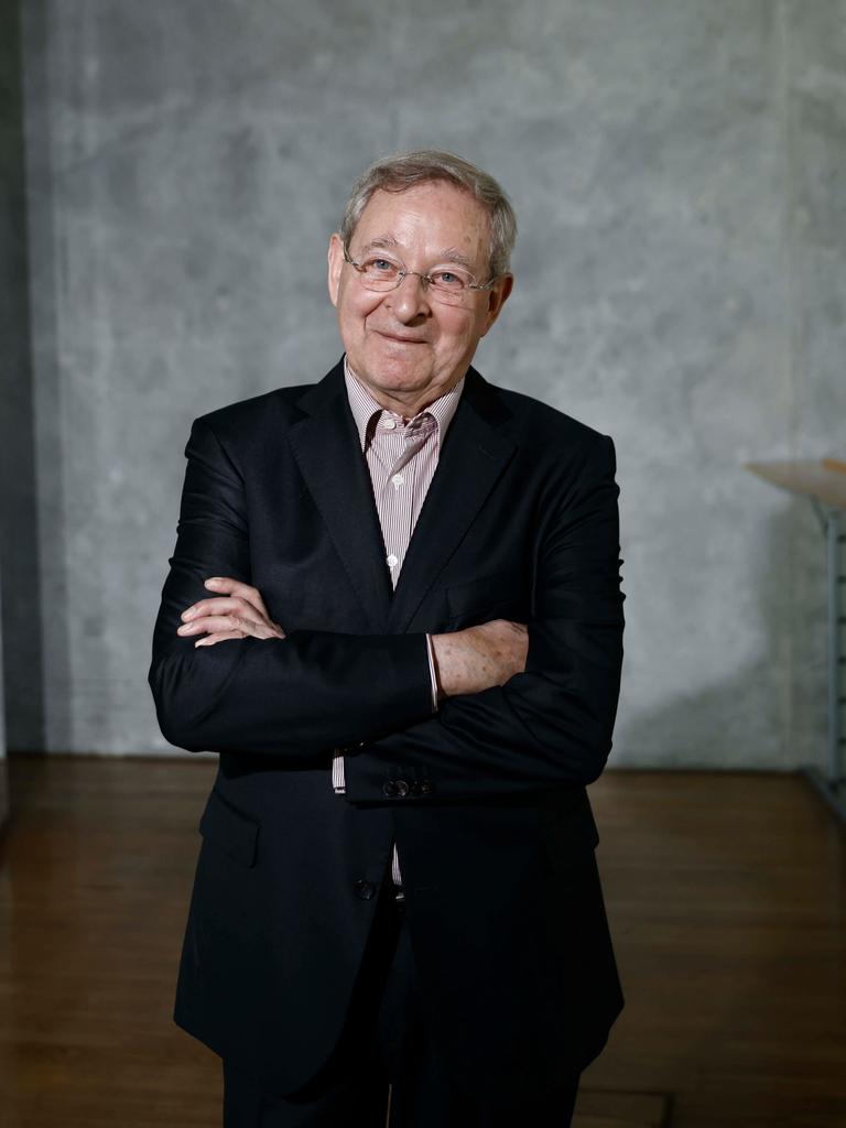 Péter Nádas, ungarischer Schriftsteller und Fotograf, steht in der Akademie der Künste. Péter Nádas, ungarischer Schriftsteller und Fotograf, steht in der Akademie der Künste.