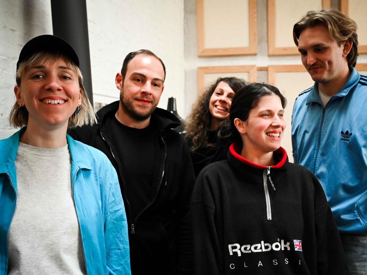 Ein Teil des Teams des Hörspiels "Die Kobra von Kreuzberg": Mara May, Damir Avdic, Stefanie Heim, Lea Ostrovskiy, Ludger Bökelmann.