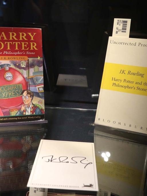 Erstausgabe des ersten Harry-Potter-Romas (rechts) versteigert