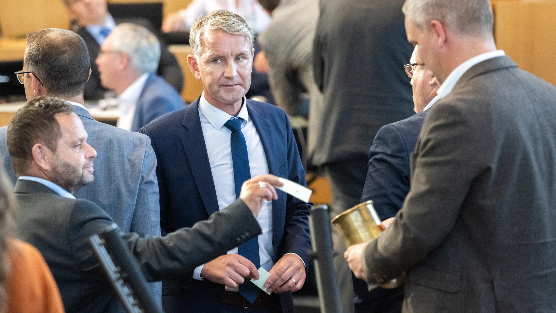 Szene im Parlament: Björn Höcke schaut dabei zu, wie ein Kollege seinen Stimmzettel einreicht. 
