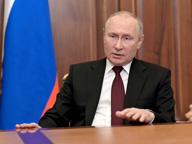 Kremlchef Putin bei seiner Ansprache über die Anerkennung der Separatistengebiete Donezk und Luhansk in der Ostukraine