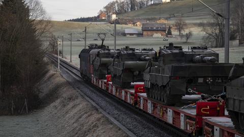 Panzer auf einem Güterzug fahren durch eine ländliche Region