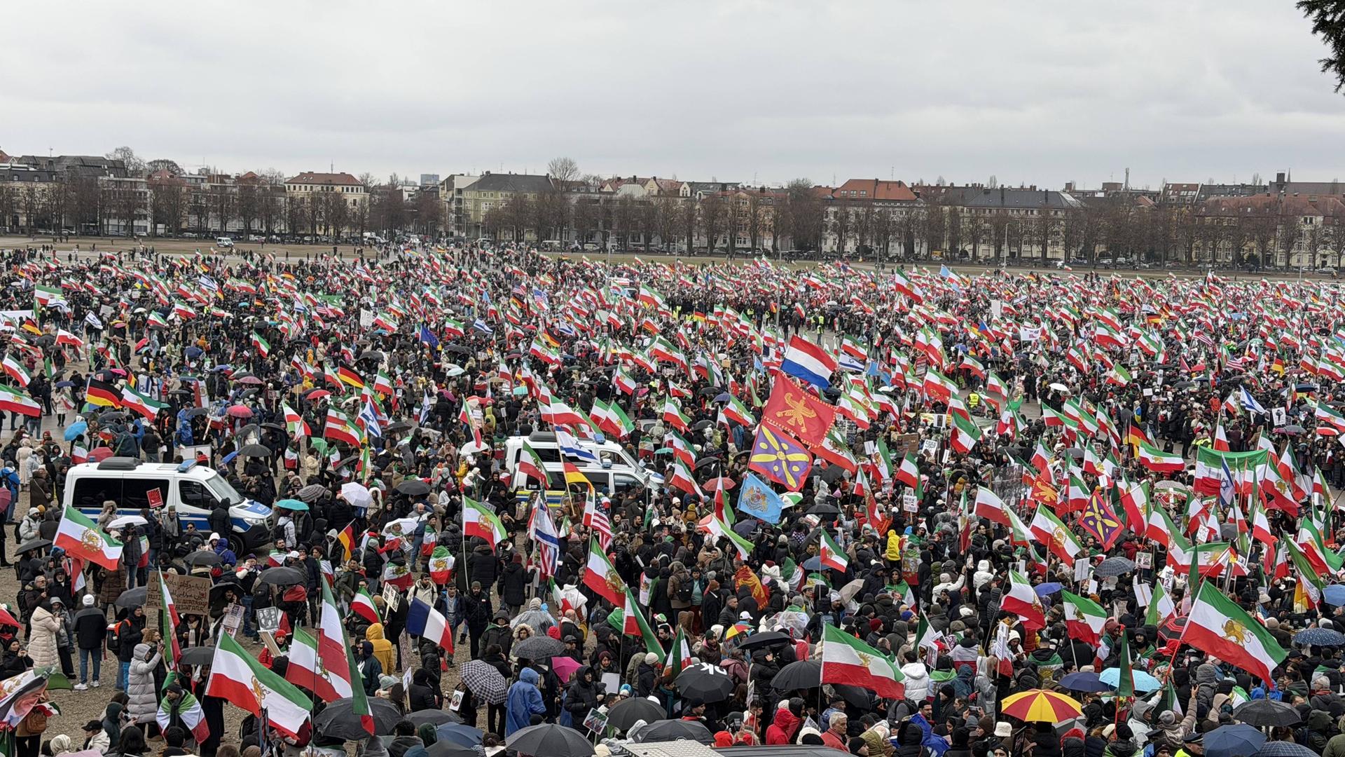 Großdemonstration: Mehr als 250.000 Menschen kamen auf die Münchner Theresienwiese. Großdemonstration: Mehr als 250.000 Menschen kamen auf die Münchner Theresienwiese.