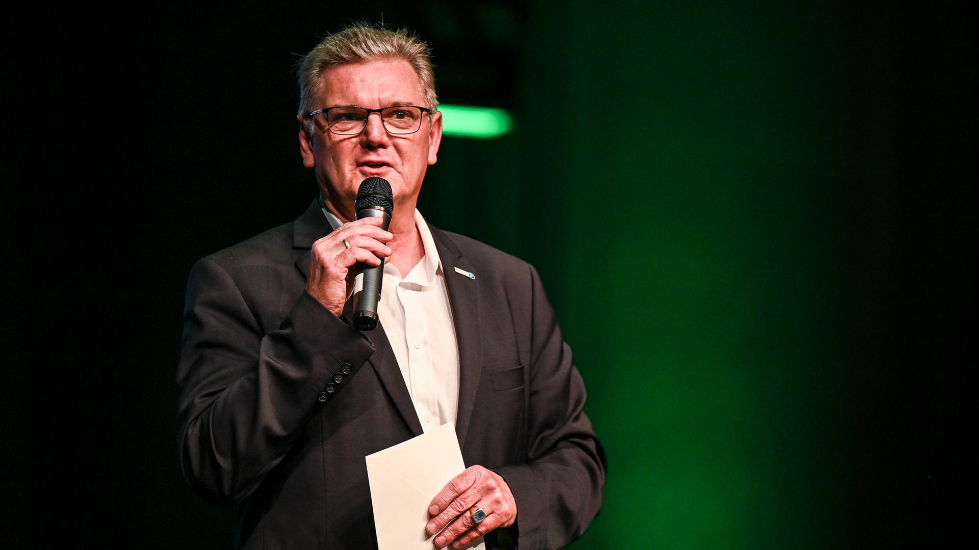 Stefan Klett, Präsident des Landessportbundes NRW, spricht bei der Sportschau des Stadtsportbundes im Theater am Marientor, am Freitag den 04. November 2023 in Duisburg. 